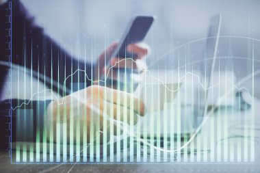 Bir adamın elini tutarken ve bir telefon ve mali grafik çizimi kullanırken çift pozlama. Analiz kavramı.