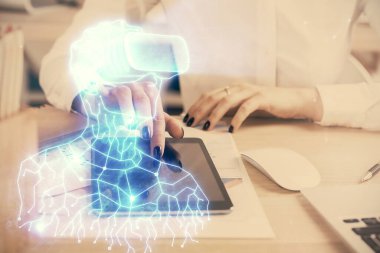 VR gözlüklü bir adamın iki kez görüntülenmesi hologram ve kadının mobil bir cihaz kullanması..