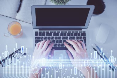 İnsan elinin bilgisayar klavyesi ve veri temalı hologram çiziminin üzerine yazarken çoklu pozlama. Üst Manzara. Teknoloji konsepti.