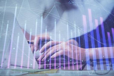 Bilgisayarda ve finansal grafik hologramında yazı yazan kadın ellerine çoklu maruz kalma. Borsa analizi kavramı.