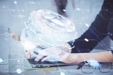 Bilgisayar ve veri temalı hologram çizimleri üzerinde çalışan kadın ellerine çok fazla maruz kalma. Teknoloji kavramı.