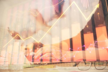 Bilgisayarda ve finansal grafik hologramında yazı yazan kadın ellerine çoklu maruz kalma. Borsa analizi kavramı.