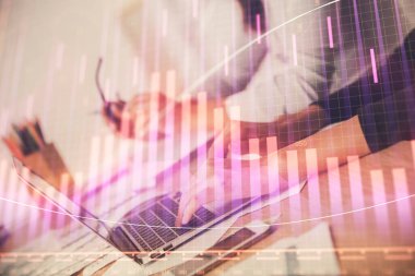 Bilgisayarda ve finansal grafik hologramında yazı yazan kadın ellerine çok maruz kalmış. Borsa analizi kavramı.