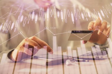 Ellerinde kredi kartı ve forex çizimi olan bir adamın çift pozu. İnternet E-ticaret kavramında hisse senedi ve dijital fintech.