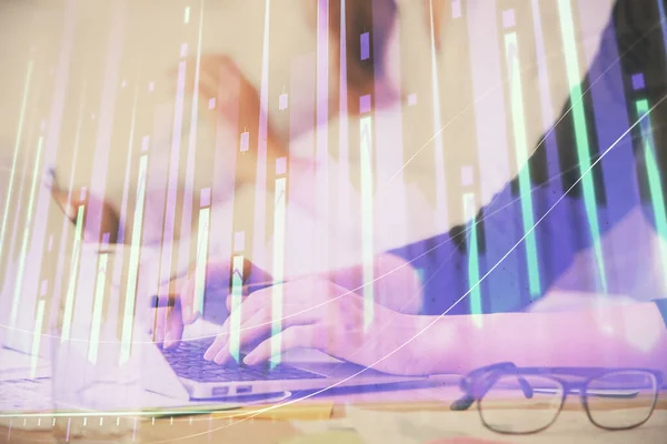 컴퓨터와 그래프에 손으로 타이핑하는 여성의 — 스톡 사진