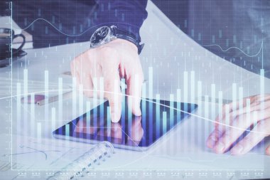 Bir adamın elini tutarken ve dijital bir cihaz ve ön grafik çizimi kullanırken çift pozlama. Finansal piyasa kavramı.