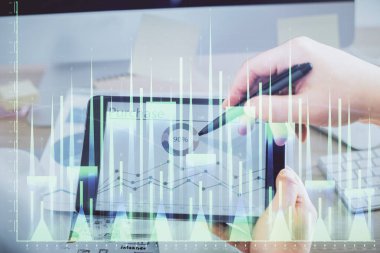 Bir adamın elini tutarken ve bir telefon ve finansal çizim kullanırken çift pozlama. Pazar analizi kavramı.