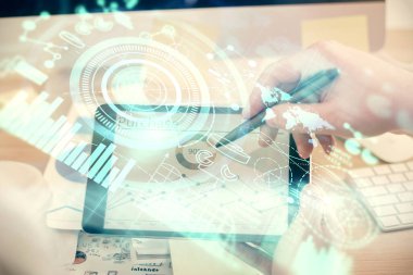 Adamın elini tutarken ve telefon kullanırken ve uluslararası iş teması çizerken çift pozlama.