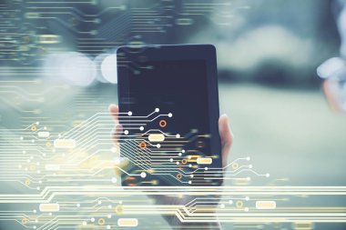 Teknolojiye çifte maruz kalma, hologram çizimi ve cep telefonu kullanan bir kadın. Ai kavramı