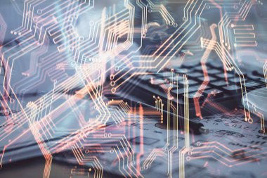 Teknoloji çizimleri ve açık defter geçmişi olan bir masa. Teknoloji kavramı