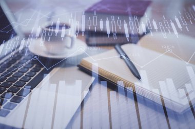 Masa arkasında kahve ve eşyalar olan ön x çizelgesi ve masaüstüne çift pozlama. Finansal piyasa ticareti kavramı