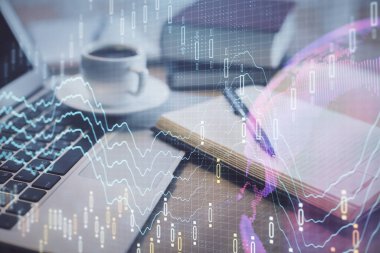 Masa arkasında kahve ve eşyalar olan ön x çizelgesi ve masaüstüne çift pozlama. Finansal piyasa ticareti kavramı
