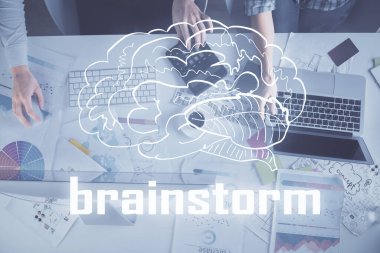 Kadın ve erkeğin birlikte çalışması ve yaratıcı hologram çizimi. Konsepti başlat. Bilgisayar arkaplanı.