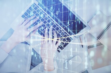 Bilgisayar ve veri temalı hologram çizimlerinde çalışan kadın elleri çift pozlama. Üst Manzara. Teknoloji konsepti.