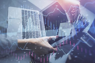 İşkadını ellerinin bilgisayar ve finansal grafik hologramı çizimlerinde çifte pozlama. Borsa analizi kavramı.