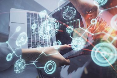 Kadın elinin bilgisayar ve sosyal ağ temalı hologram çizimlerinde çifte pozlama. Halk medyası kavramı.