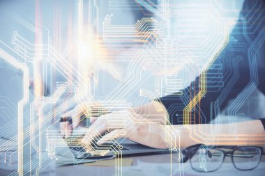 Bilgisayar ve dünya haritası çizimleri üzerinde çalışan kadın elleri çift pozlama. Uluslararası teknoloji sektörü konsepti.