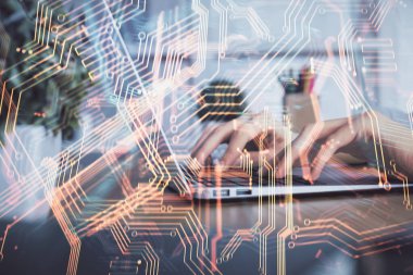 Bilgisayar ve teknoloji temalı çizimlerde kadın elinin çifte pozlanması. Yüksek Teknoloji kavramı.