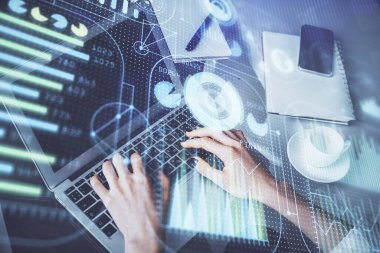 Bilgisayar ve veri temalı hologram çizimlerinde çalışan kadın elleri çift pozlama. Teknoloji kavramı.