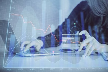 Çevrimiçi alışveriş yapan bir kadının elinde kredi kartı ve mali grafik çizimi tutarken iki kez görüntülenmiş. Borsa E-ticaret kavramı.