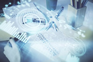 İnternetten alışveriş yapan bir kadının elinde kredi kartı ve finansal tema çizimi var. İş E-ticaret kavramı.