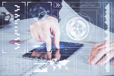 Bir adamın elini tutarken ve dijital bir cihaz ve veri temalı çizim kullanırken çift pozlama. Teknoloji konsepti.