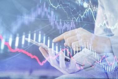 Bir adamın elini tutarken ve dijital bir cihaz ve ön grafik çizimi kullanırken çift pozlama. Finansal piyasa kavramı.