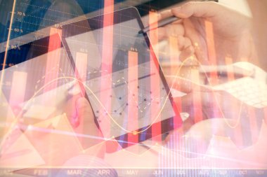 Bir adamın elini tutarken ve bir telefon ve finansal çizim kullanırken çift pozlama. Pazar analizi kavramı.