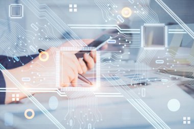 Dijital bir cihaz ve veri temalı çizim kullanan bir adamın el ele tutuşması. Yenilik kavramı.