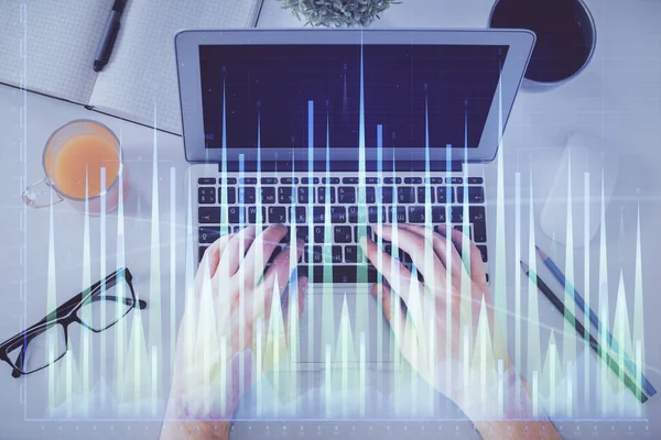 Dubbele Belichting Van Handen Van Mens Typen Laptop Toetsenbord Forex — Stockfoto