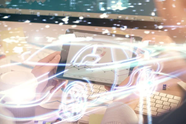 Dijital Bir Cihaz Otomobil Temalı Hologram Çizimi Kullanarak Insanın Elini — Stok fotoğraf
