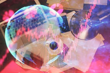 Masaüstü arkaplanındaki bilgisayarın üzerinde iş temalı hologram çizimleri. Üst Manzara. Çoklu maruz kalma. Uluslararası bağlantılar kavramı.