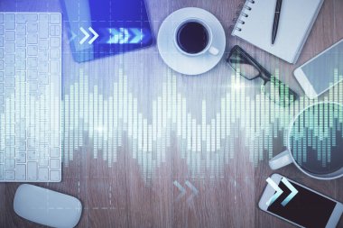 Masaüstü üzerinde telefonlu iki kat mali şema hologramı. Üst Manzara. Mobil ticaret platformu kavramı.