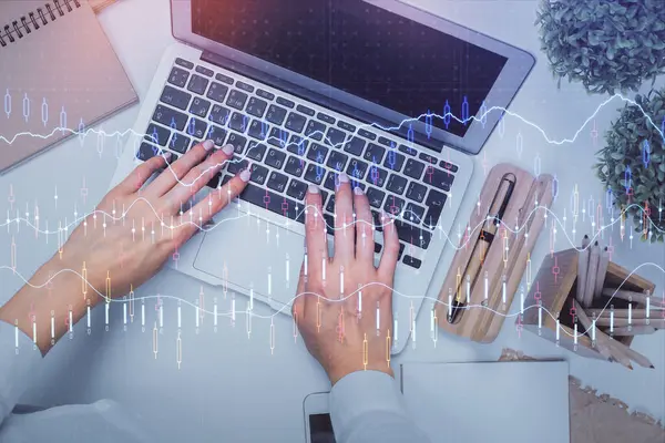 Dubbele Blootstelling Van Vrouwen Handen Werken Computer Forex Grafiek Hologram — Stockfoto