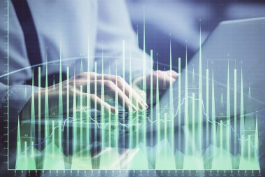 İşkadını ellerinin bilgisayar ve finansal grafik hologramı çizimlerinde çifte pozlama. Borsa analizi kavramı.