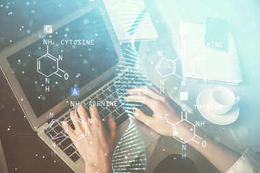 Bilgisayarda yazı yazan ve DNA hologramı çizen bir kadının ellerine iki kez maruz kalmış. Tıp eğitimi kavramı.