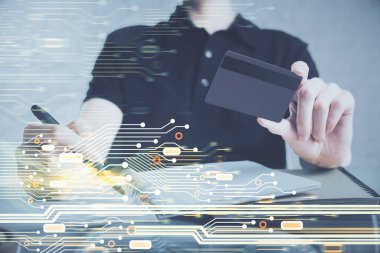 Elinde kredi kartı ve veri teması çizimi olan bir adamın ellerine iki kez maruz kalmış. E-ticaret ve teknoloji kavramı.
