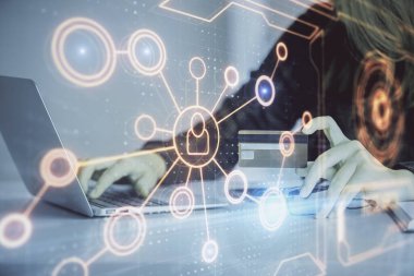 İnternetten alışveriş yapan kadının elinde kredi kartı ve sosyal ağ temalı bir çizim var. İlişki E-ticaret kavramı.