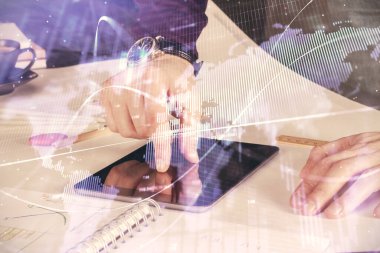 Bir adamın elini tutarken ve dijital bir cihaz ve ön grafik çizimi kullanırken çift pozlama. Finansal piyasa kavramı.