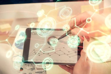 Bir adamın elini tutarken ve telefon ve sosyal ağ teması kullanırken çift pozlama.