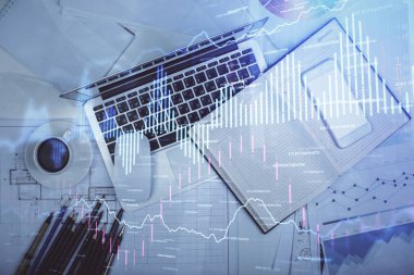 Forx grafiğinin bilgisayar ile masa arkaplanının üzerine çizimi. Finansal araştırma ve analiz kavramı. Üst görünüm.