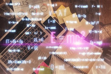 Masaüstü arka planında formül çizimleri olan fizik ve matematik temalı hologram. Üst Manzara. Çoklu maruz kalma. Eğitim kavramı.