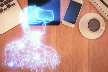 AR gözlüklü adamı telefonla çizerken çift pozlama. Üst Manzara. VR kavramı.