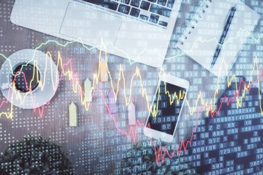 Masaüstü üzerinde telefonlu iki kat mali şema hologramı. Üst Manzara. Mobil ticaret platformu kavramı.