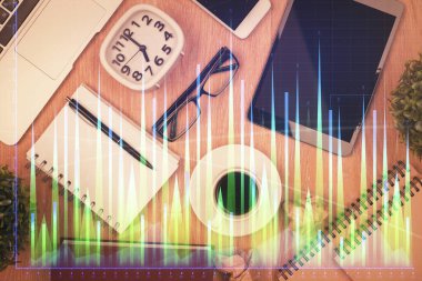 Masaüstü üzerinde telefonlu iki kat mali şema hologramı. Üst Manzara. Mobil ticaret platformu kavramı.