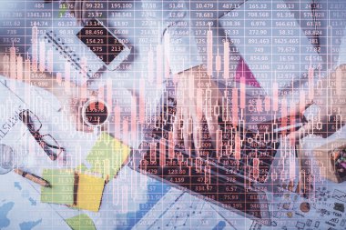 İnsan elinin bilgisayar klavyesine ve forx grafik hologramı çizimine çoklu pozlama. Üst Manzara. Finans piyasası kavramı.