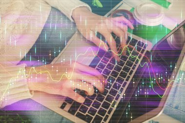 Bilgisayarda ve ön x grafik hologram çiziminde kadın eli yazarken çift pozlama. Borsa yatırım kavramı.