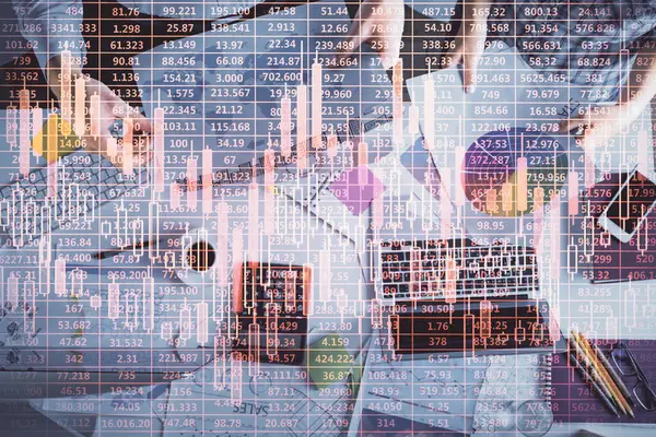 男女が共同作業し 財務チャートのホログラム図面の二重露光 市場分析の概念です コンピュータの背景 トップ表示 — ストック写真