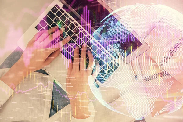 Podwójna Ekspozycja Kobiecych Rąk Pracujących Nad Komputerem Wykresem Forex Hologram — Zdjęcie stockowe
