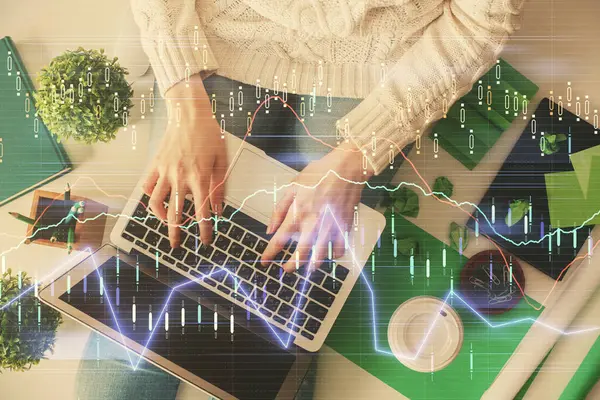 コンピュータと外国為替チャートのホログラム図面で働く女性の手の二重露出 トップビュー 金融分析の考え方 — ストック写真